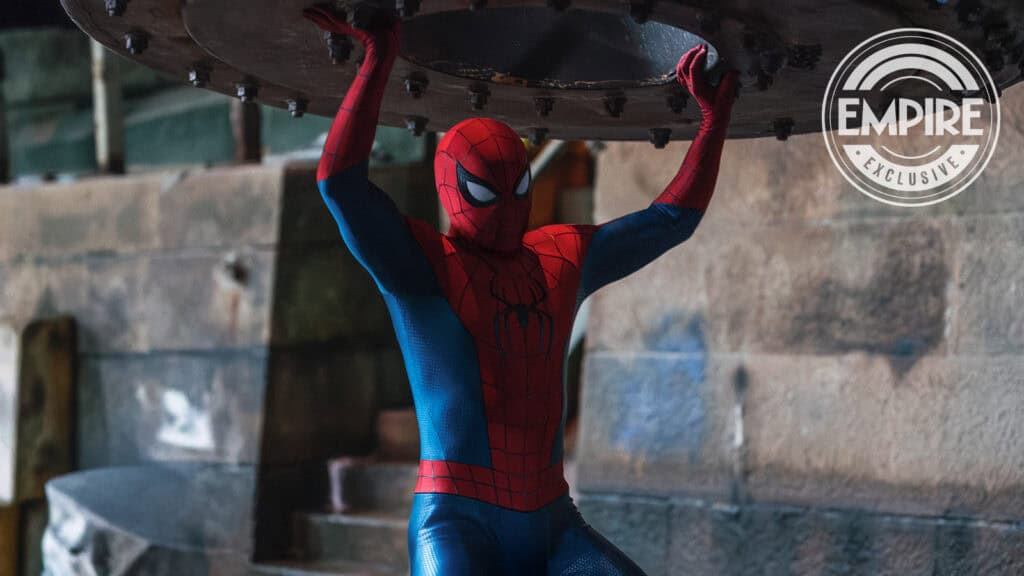Homem-Aranha usando sua força em cena de Um Novo Dia