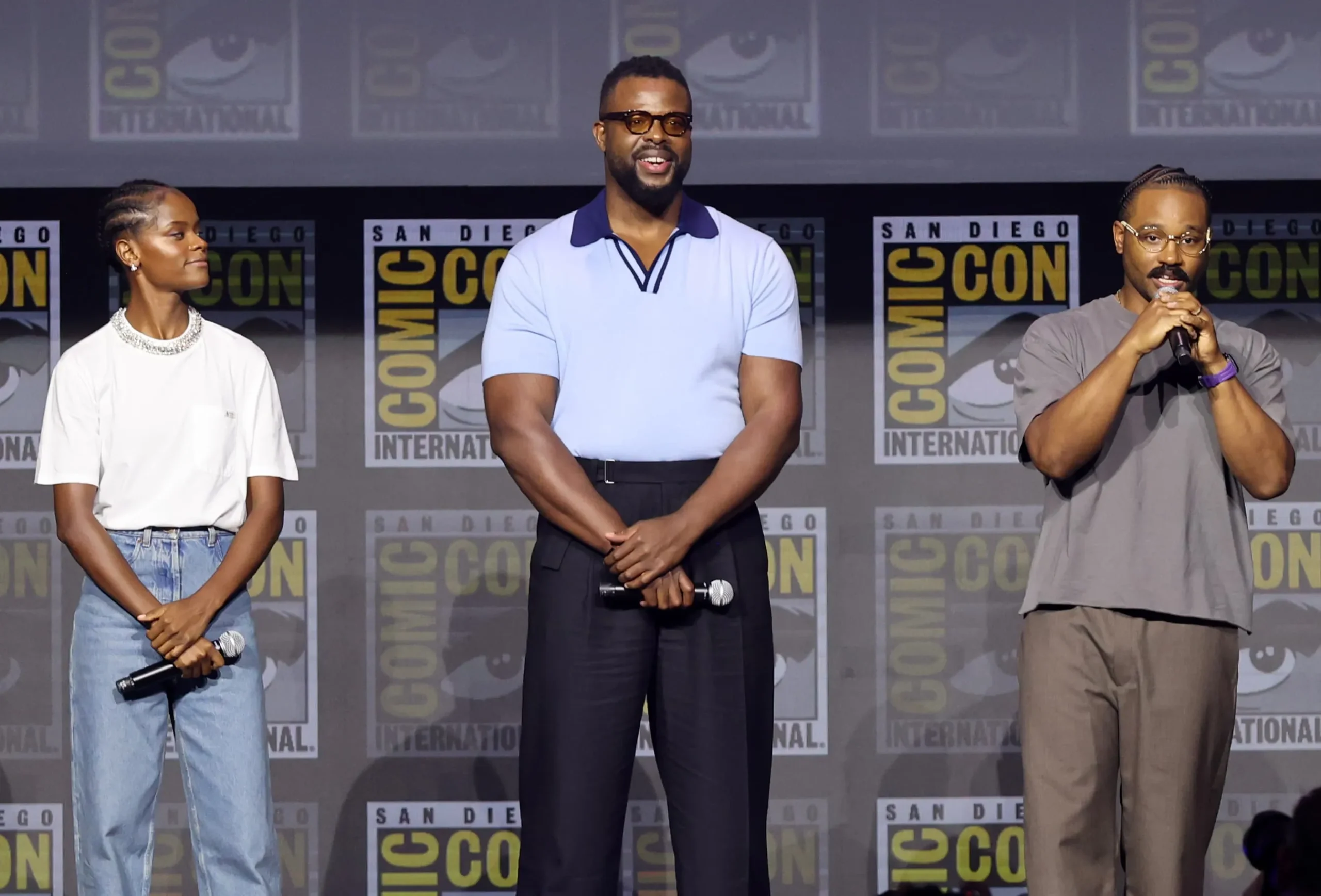 Letitia Wright, Winston Duke e Ryan Coogler no anúncio de Pantera Negra 3