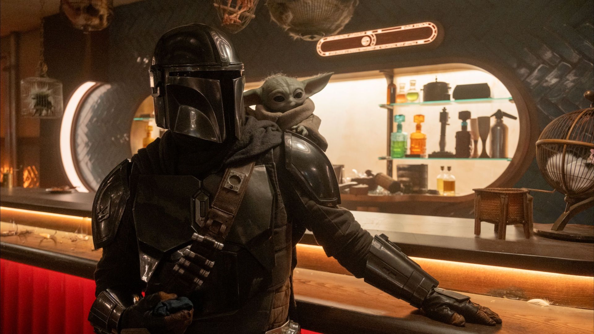 Pedro Pascal e Grogu em cena de The Mandalorian and Grogu