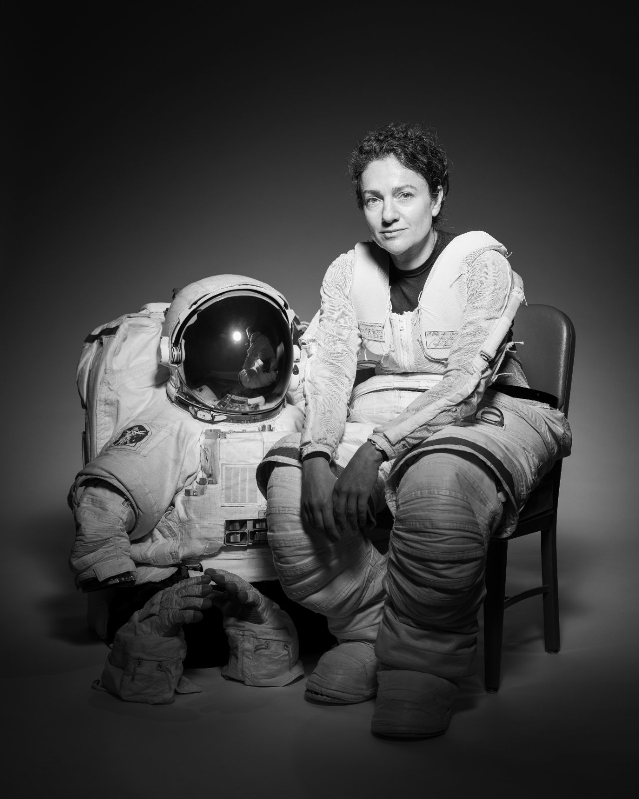 Retrato oficial da astronauta Jessica Meir com traje espacial