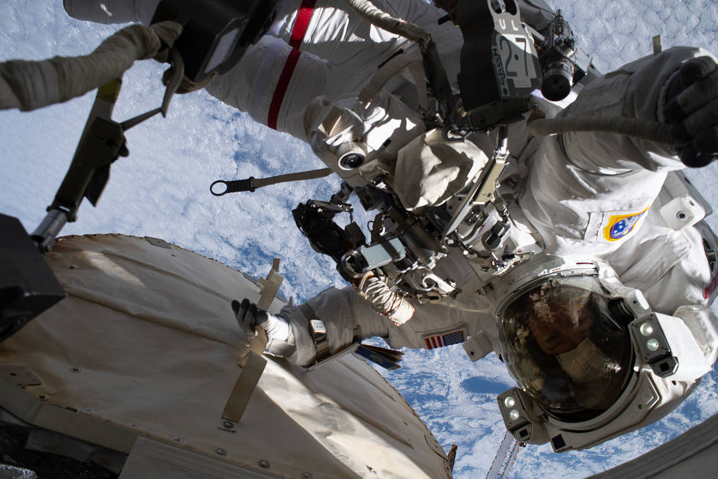 Astronauta da Nasa durante caminhada espacial na Estação Espacial Internacional