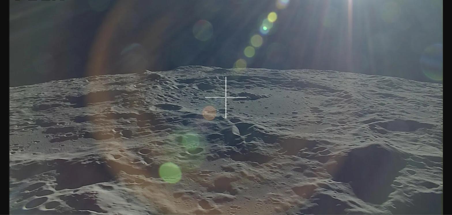 Superfície lunar próxima ao local de impacto do foguete Falcon 9 da SpaceX