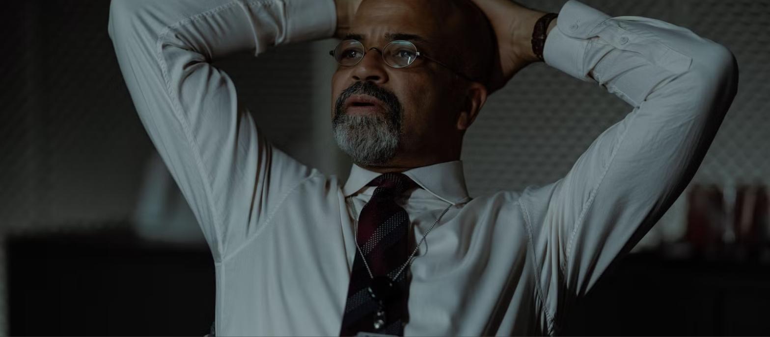 Jeffrey Wright em cena de The Agency