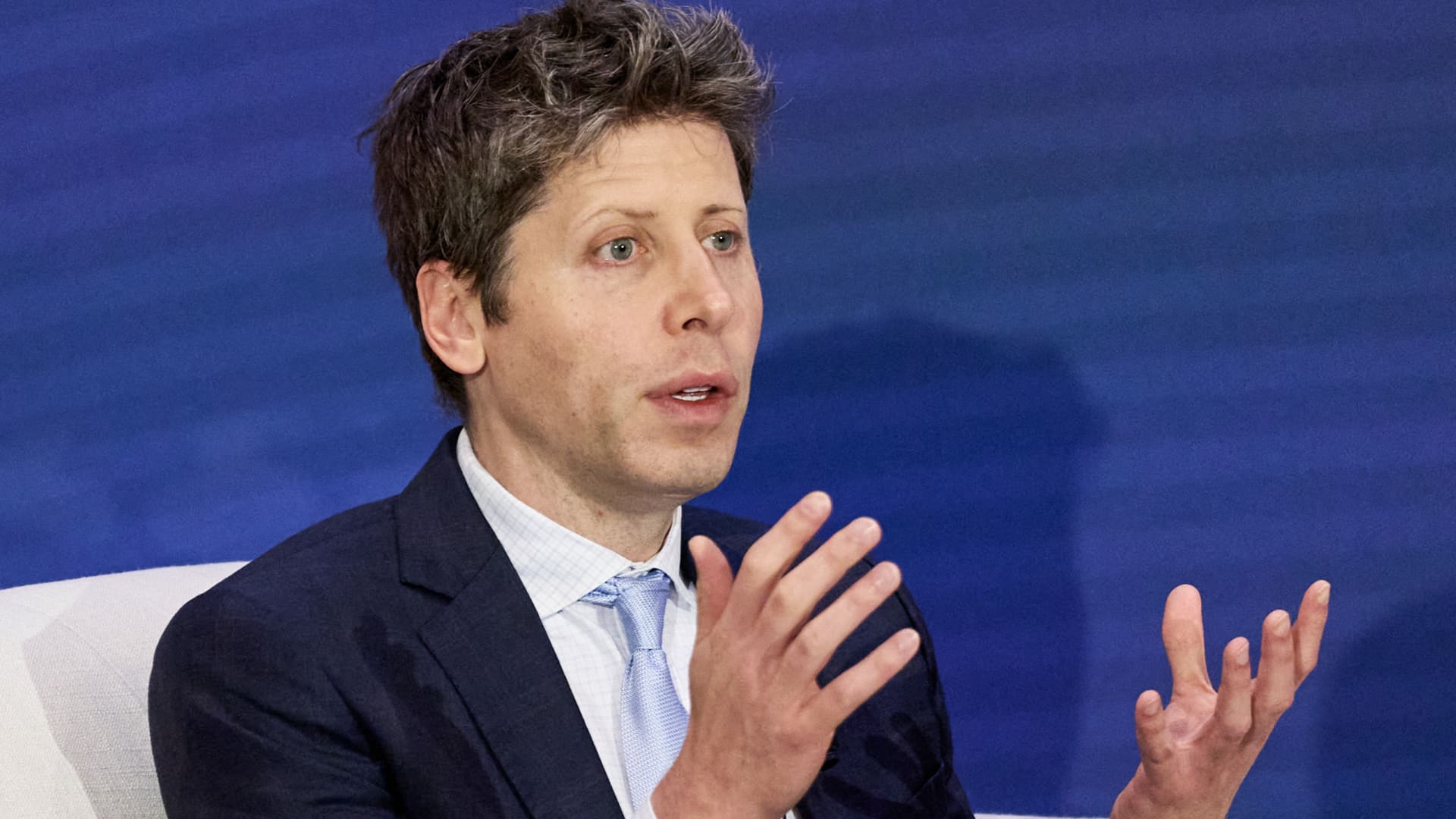 Sam Altman, CEO da OpenAI, gesticulando durante evento