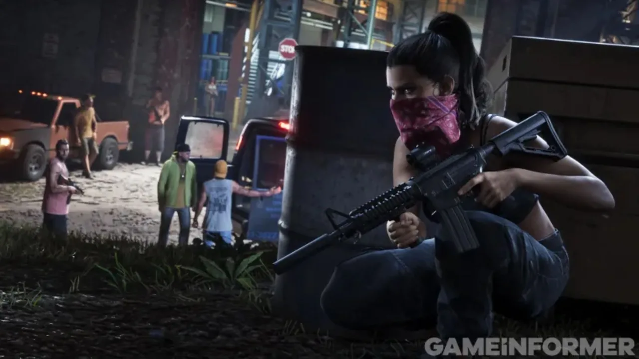 Lucia mascarada e armada com um fuzil agachada atrás de um barril em nova imagem de GTA 6