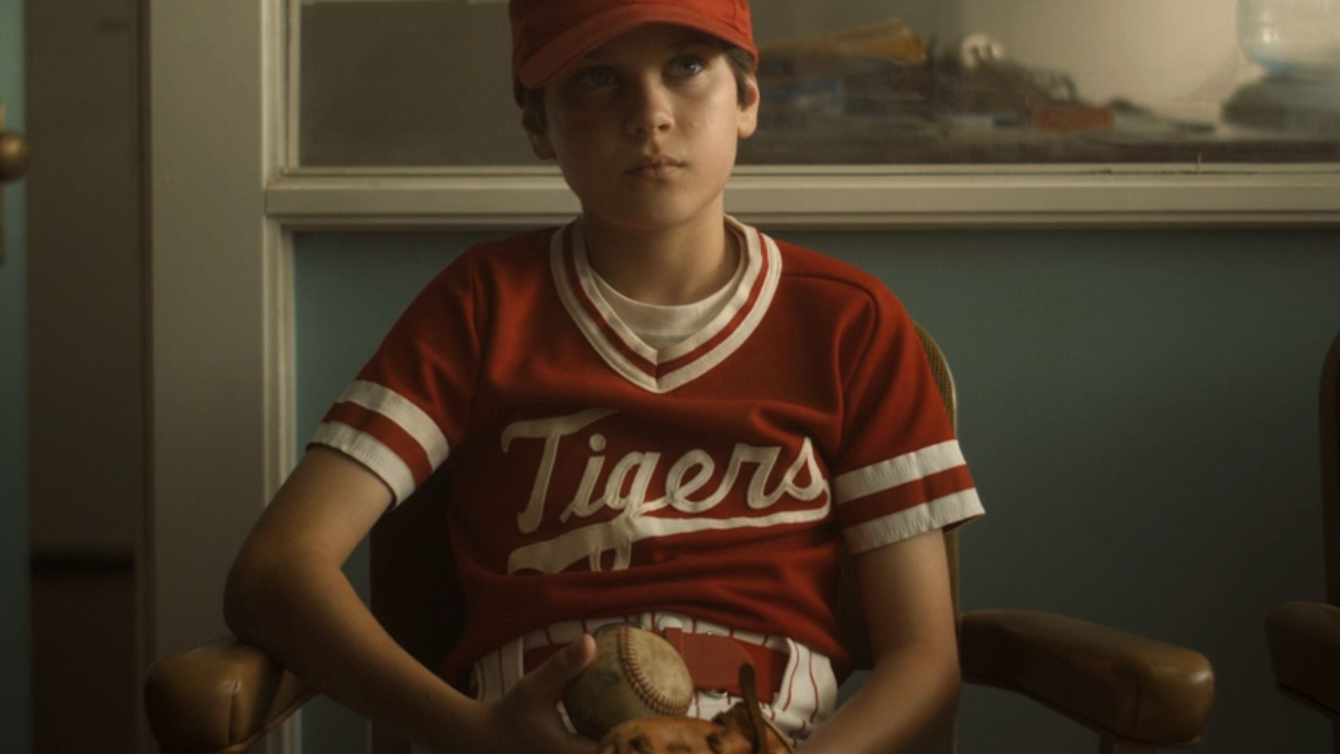 Hal Jordan criança com o uniforme dos Tigers, time de beisebol, em cena do episódio 7 de Lanternas