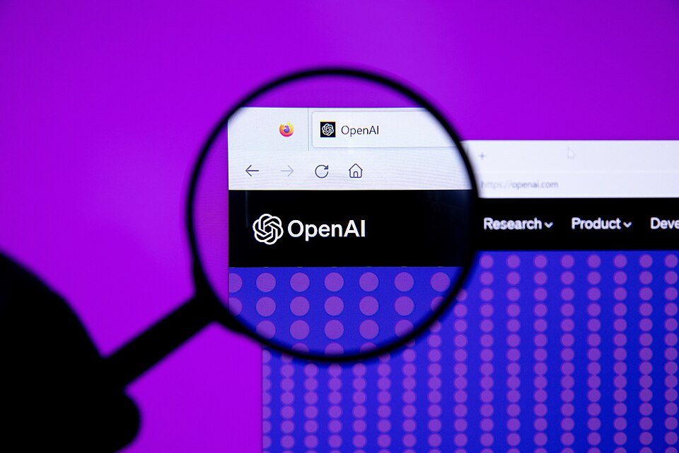 Prédio com o logotipo da OpenAI na fachada