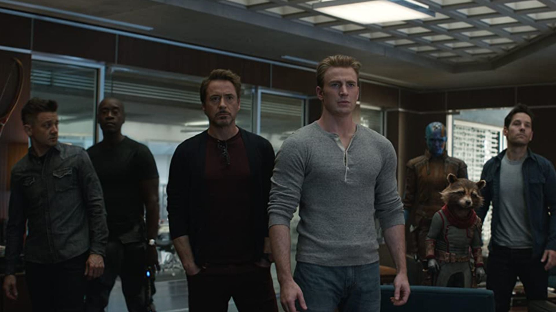 Vingadores reunidos em cena de Vingadores: Ultimato antes do plano de viagem no tempo