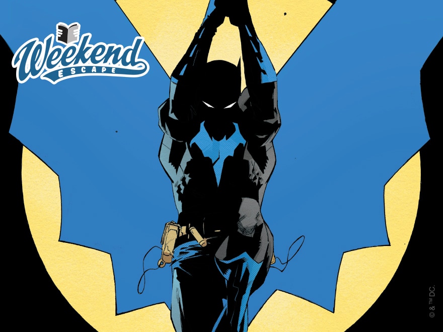 Batman de uniforme azul e cinza em ilustração oficial da fase de Matt Fraction, diante de um símbolo de morcego.