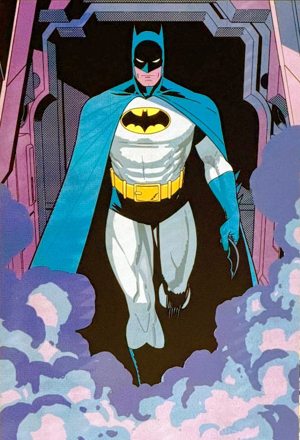Batman de uniforme clássico, de capa azul, saindo de uma porta em meio a nuvens, em arte de teaser de Batman: Justice Year