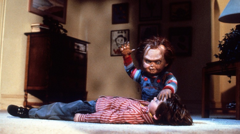 Chucky ameaça Andy na sala em uma cena de Brinquedo Assassino, de 1988.