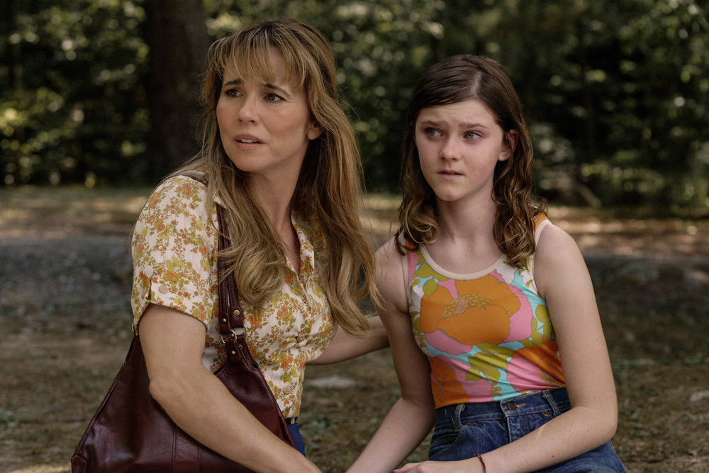 Linda Cardellini como Pamela Voorhees e Gwendolyn Sundstrom como Grace em Crystal Lake.