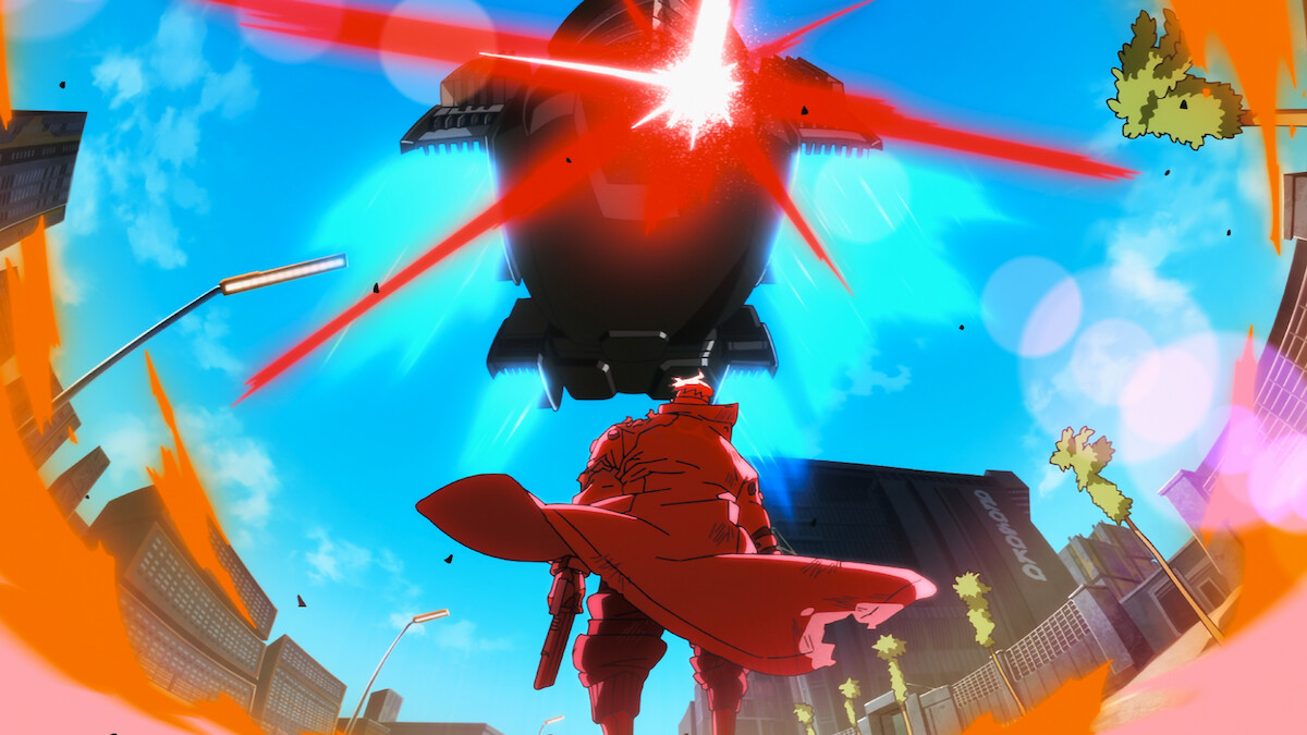 Personagem de casaco vermelho diante de uma aeronave sobre uma rua de Night City em Cyberpunk: Mercenários 2.