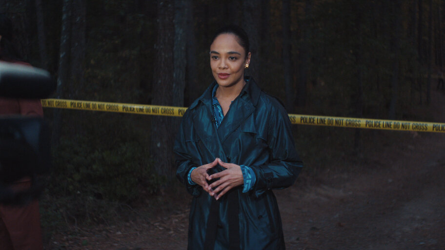 Tessa Thompson como a jornalista Anna em Dele e Dela