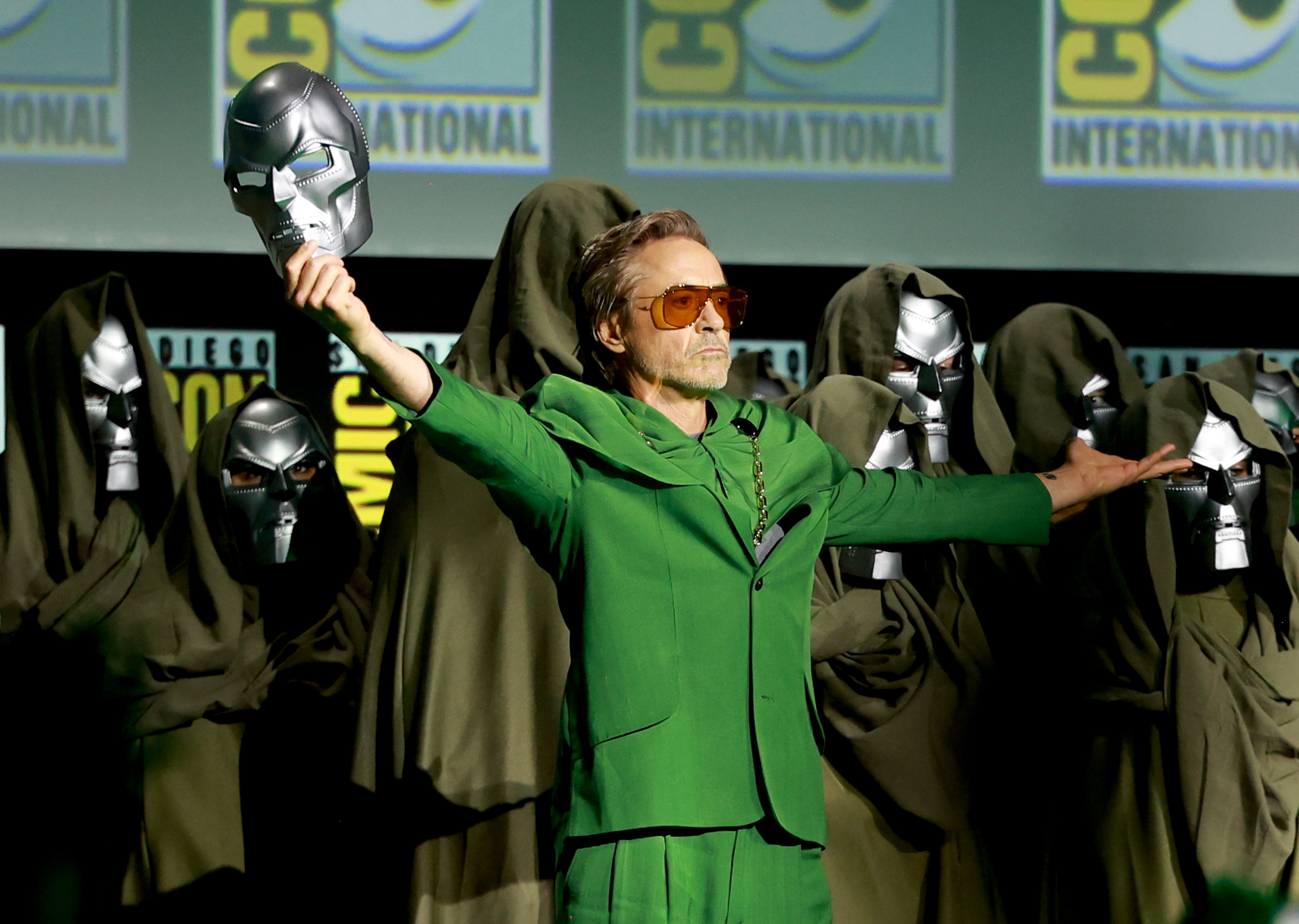 Robert Downey Jr. ergue a máscara do Doutor Destino durante o anúncio do papel na Comic-Con.