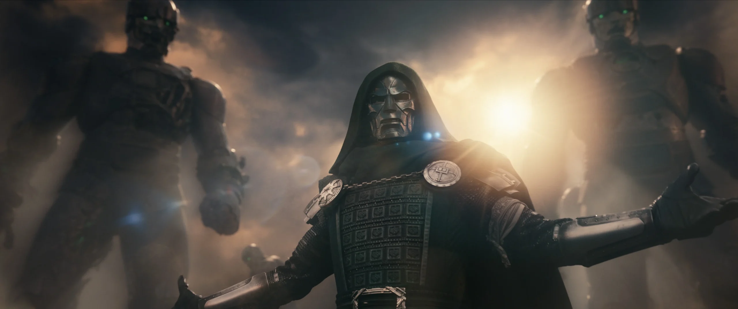 Doutor Destino de braços abertos diante de Sentinelas em cena de Vingadores: Doutor Destino