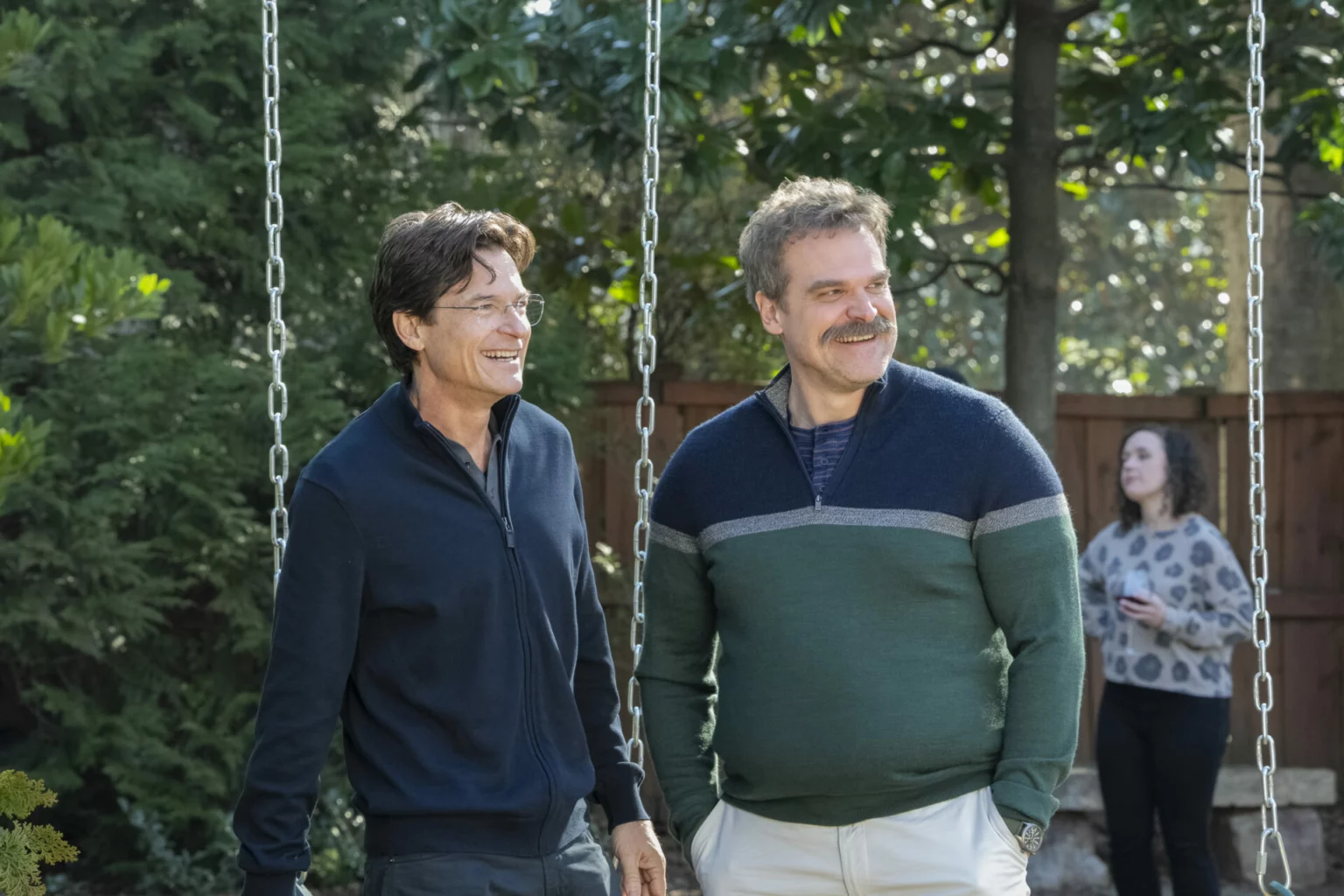 Jason Bateman e David Harbour em DTF St. Louis, com Linda Cardellini ao fundo