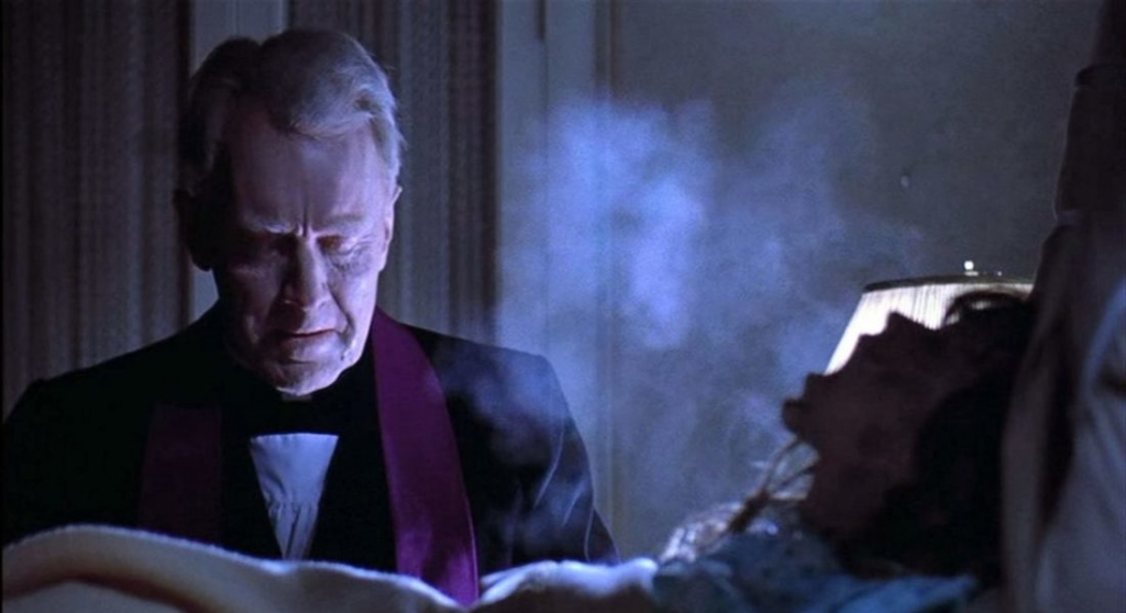 Padre Merrin acompanha Regan no quarto durante O Exorcista, de 1973.