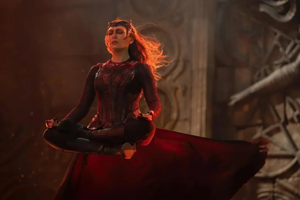 Feiticeira Escarlate levitando em cena de Doutor Estranho no Multiverso da Loucura