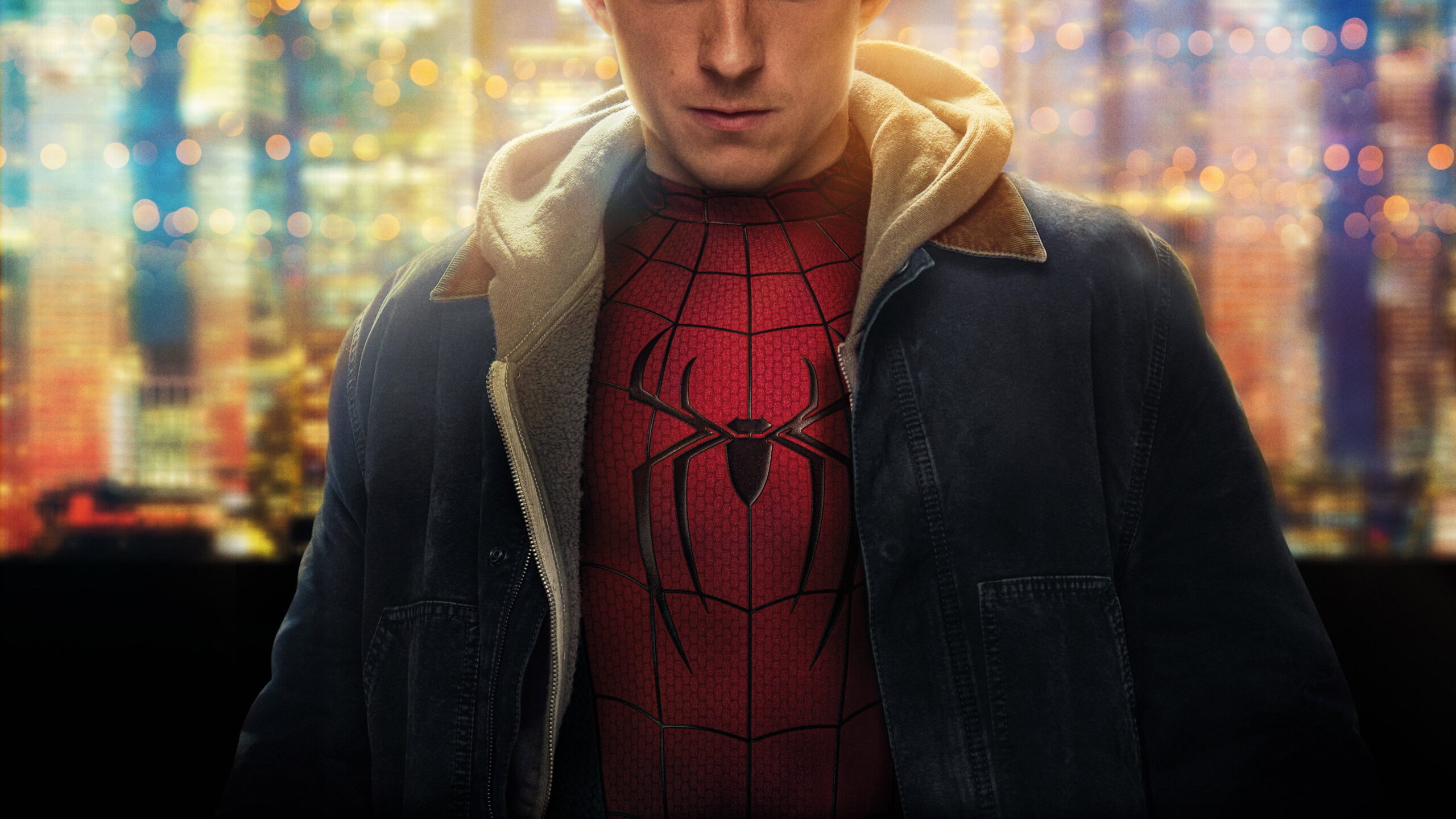 Peter Parker com o traje do Homem-Aranha sob um casaco em Um Novo Dia