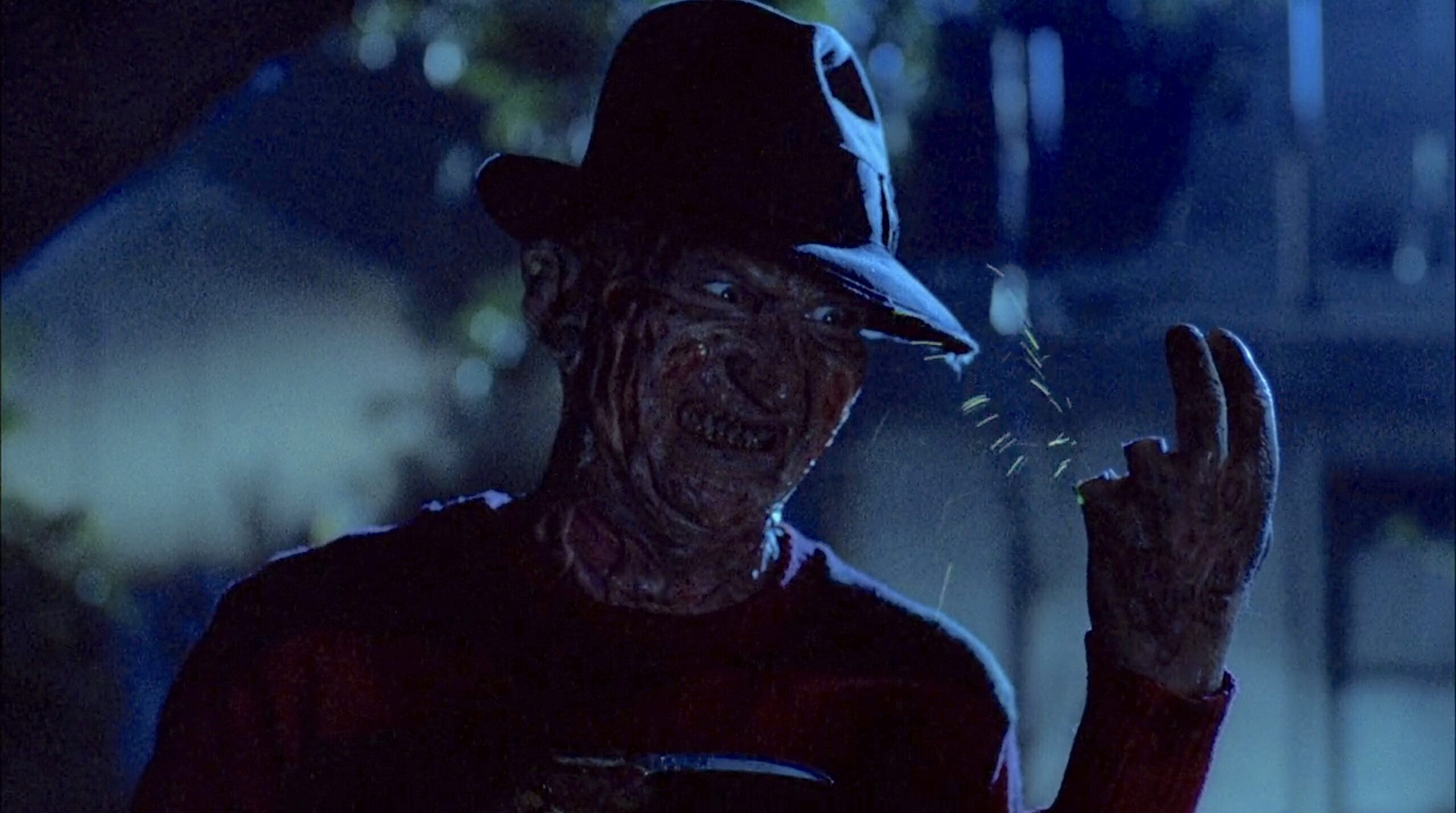Freddy Krueger com chapéu e rosto marcado em A Hora do Pesadelo, de 1984.