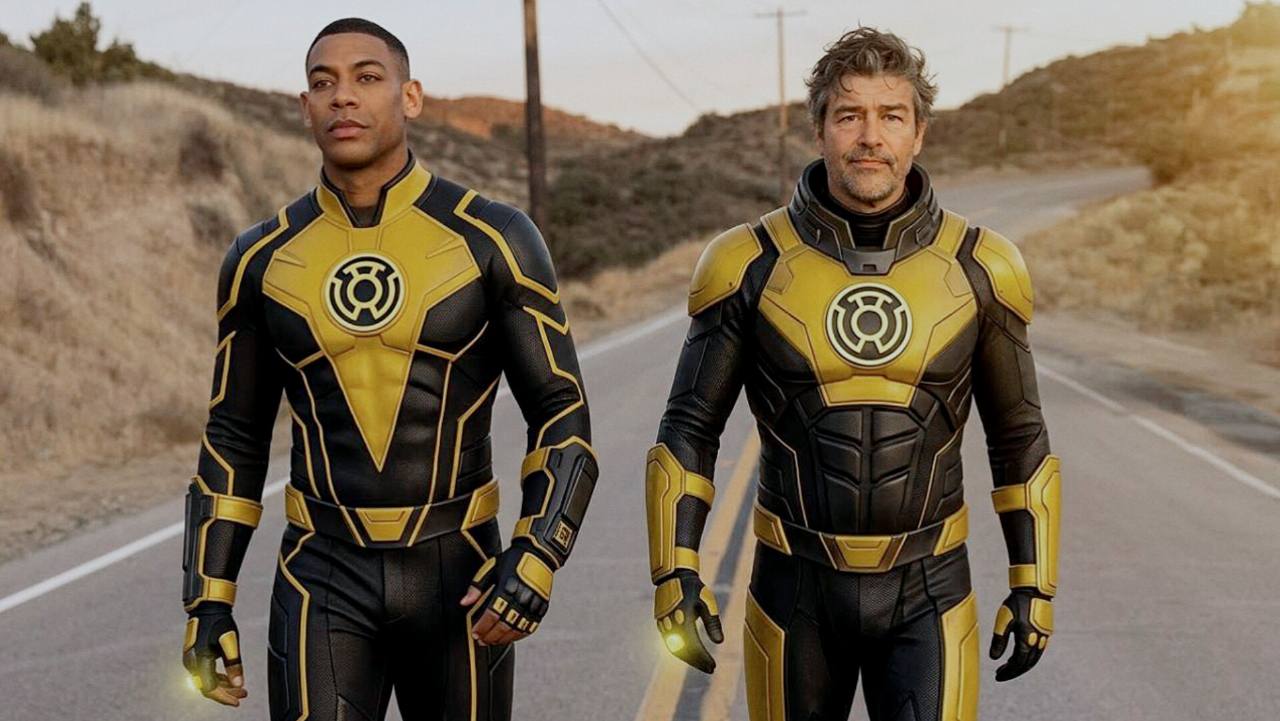Montagem de John Stewart e Hal Jordan com uniformes amarelos inspirados nos Lanternas