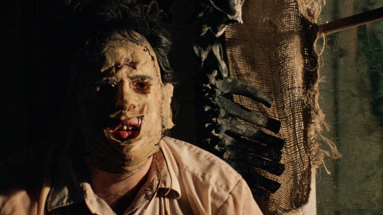 Leatherface com a máscara característica em O Massacre da Serra Elétrica, de 1974.