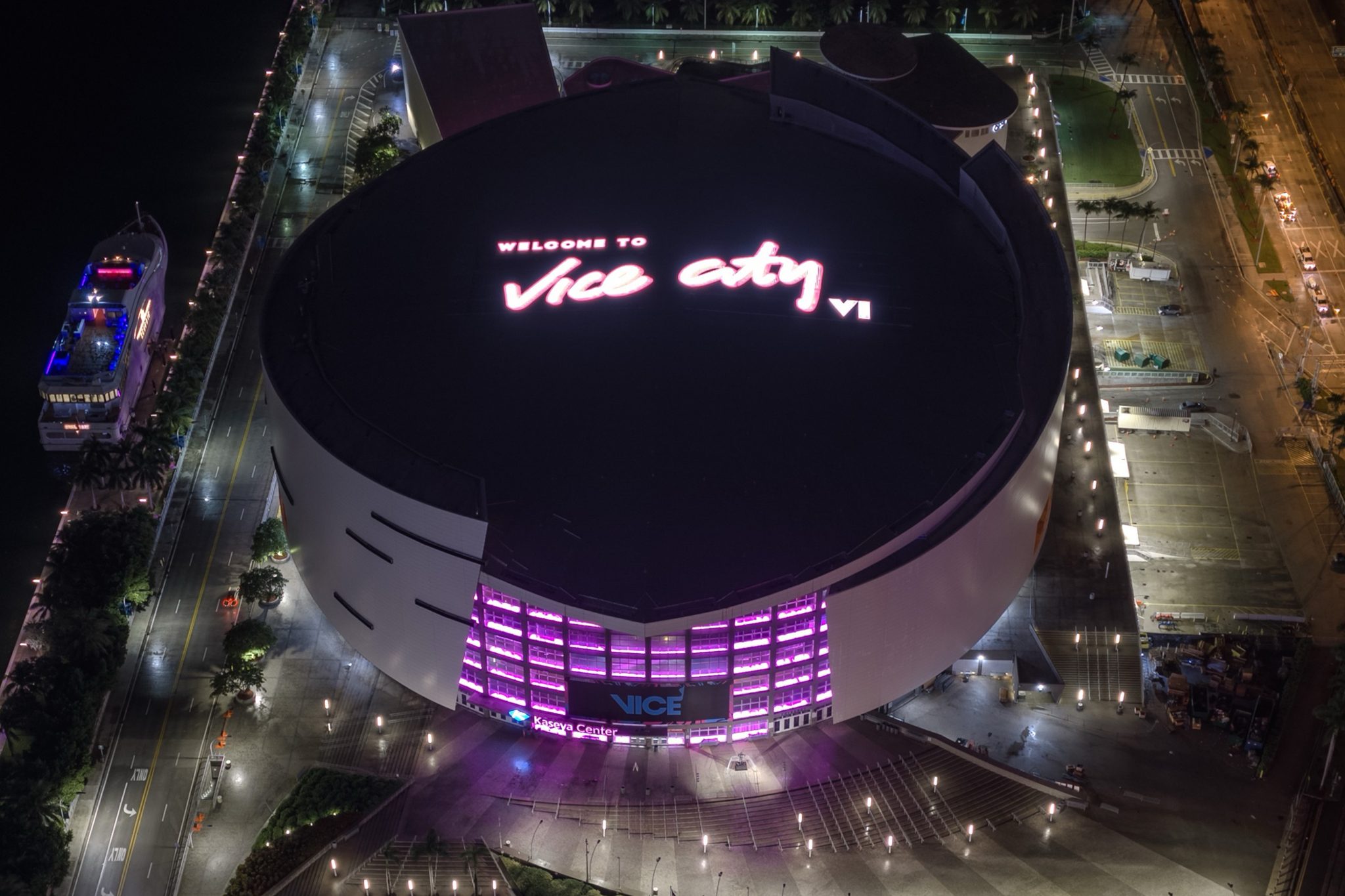 Vista aérea do Kaseya Center, arena do Miami Heat, com a projeção Welcome to Vice City no teto