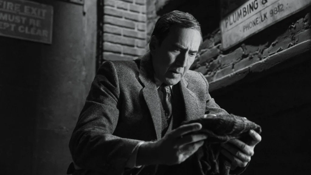 Nicolas Cage como Ben Reilly em imagem em preto e branco de Spider-Noir.
