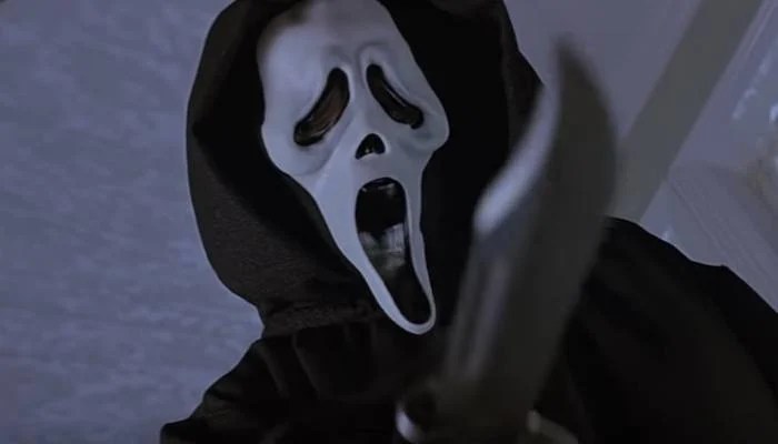 Ghostface com a máscara branca e o capuz preto em Pânico, de 1996.