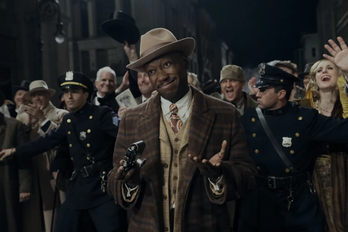 Lamorne Morris como Robbie Robertson em imagem de divulgação de Spider-Noir.