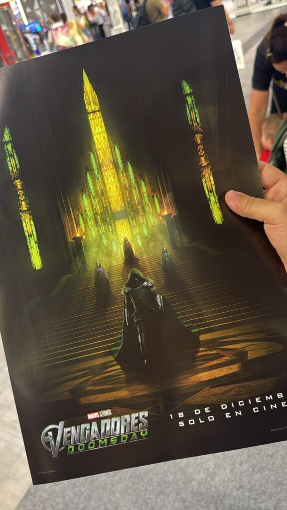 Pôster internacional de Vingadores Doomsday distribuído na Comic-Con de Málaga, com texto em espanhol