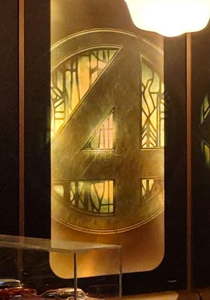 Logo do Quarteto Fantástico em estilo vitral, como o do logo dos Vingadores em Vingadores: Doutor Destino