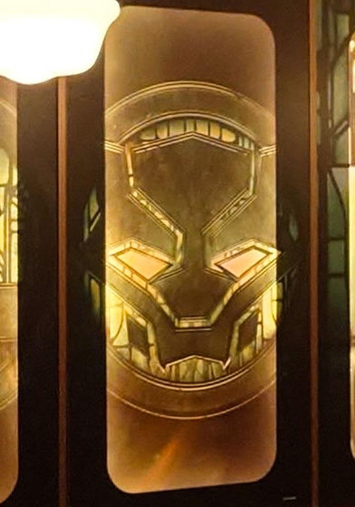 Logo do Pantera Negra em estilo vitral, como o do logo dos Vingadores em Vingadores: Doutor Destino