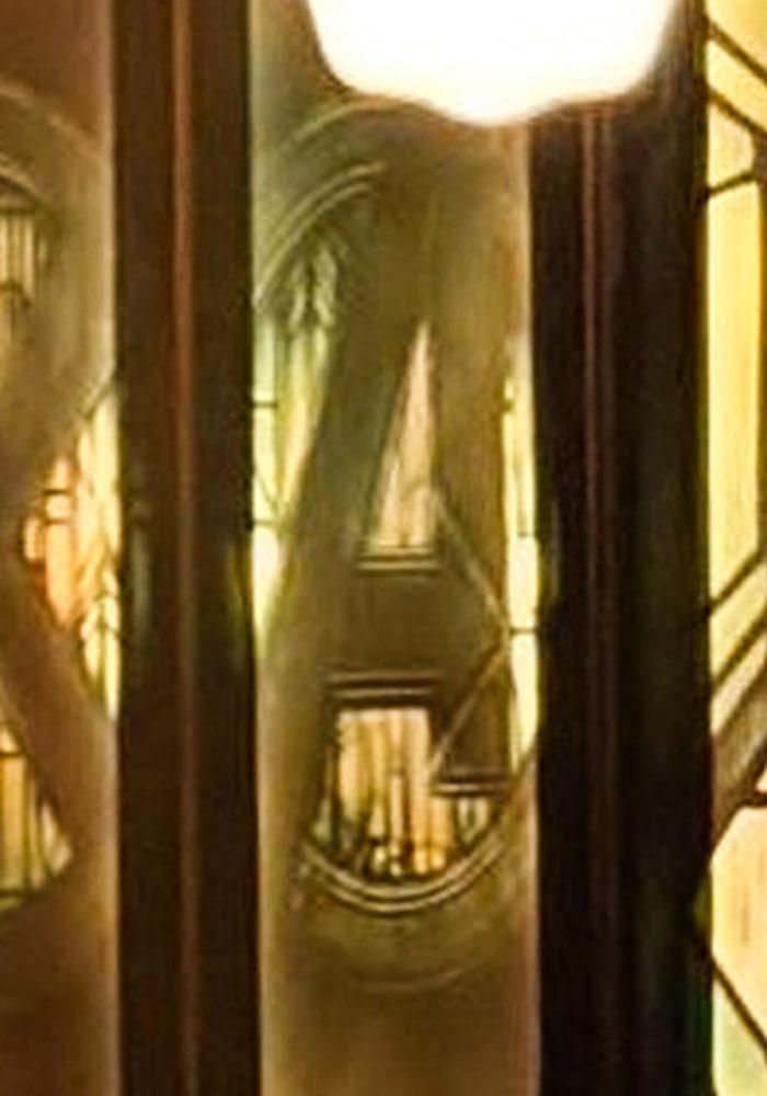 Logo dos Vingadores em estilo vitral, usado na campanha de Vingadores: Doutor Destino