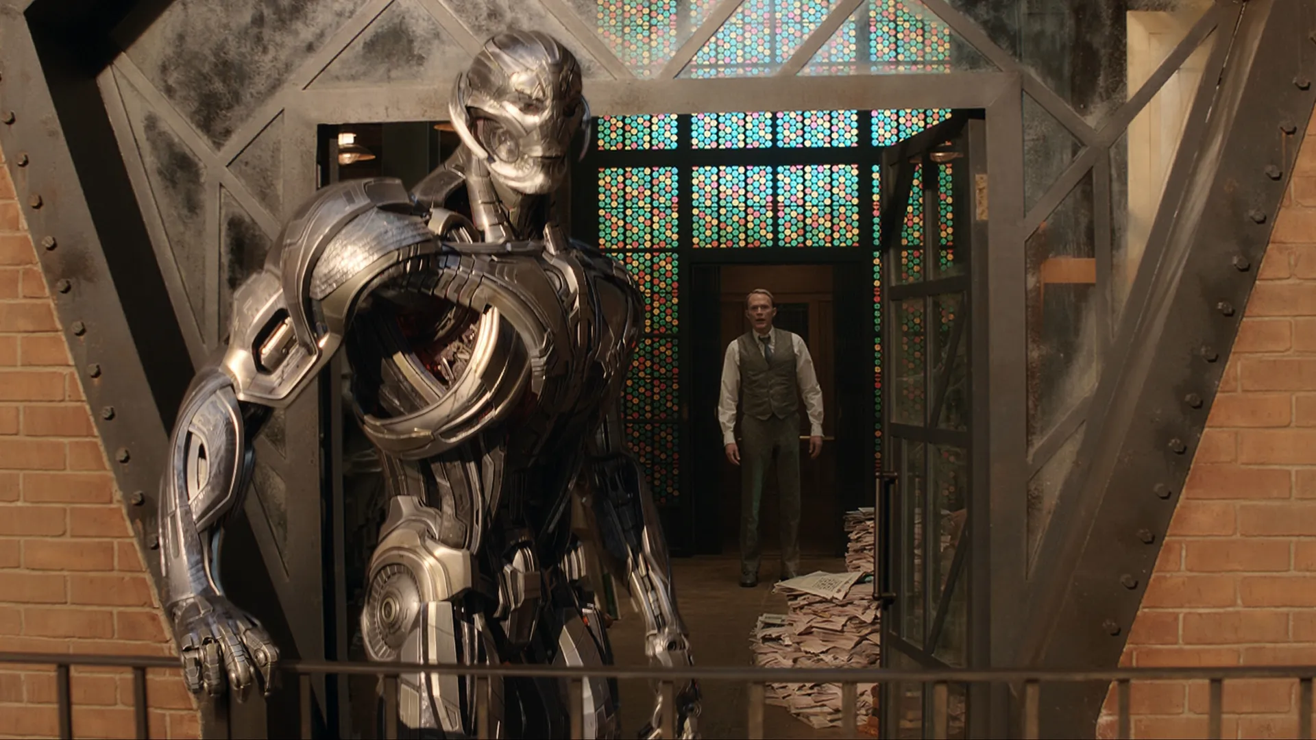 Ultron em primeiro plano e Visão ao fundo em cena de VisionQuest